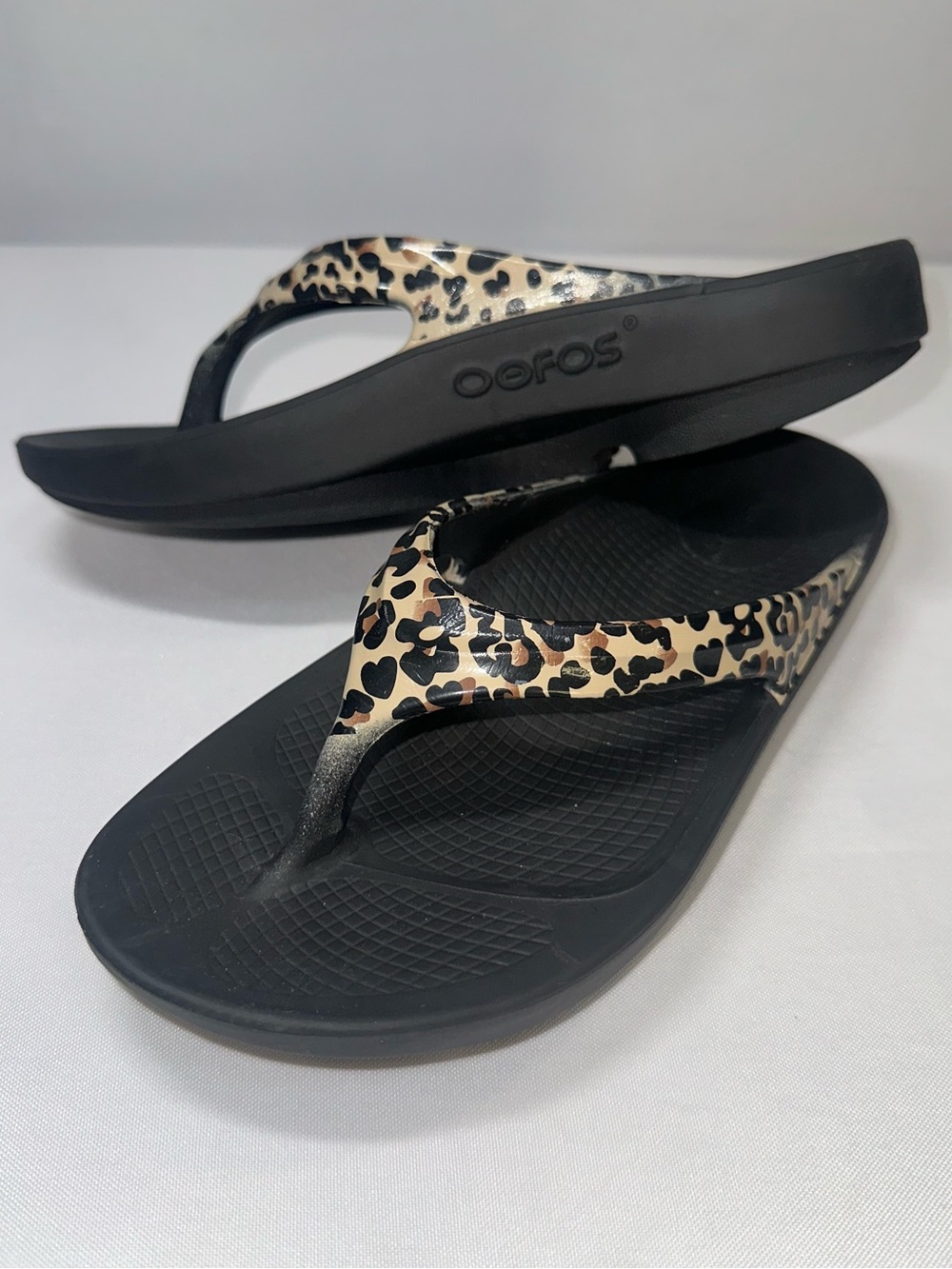 OOFOS OOlala Black Leopard Recovery Flip Flops Sandals Women’s Sz 7 38